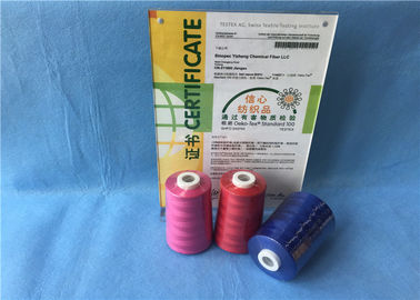 China Roze /Red/de Blauwe Polyester Naaiende Draad op Plastiek verfte Kegel voor Textiel/Kledingstuk leverancier