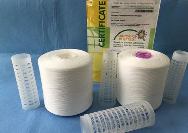 Ruwe Witte Polyester 100 spon Garen/Polyester Naaiende Draad op Plastic Buis