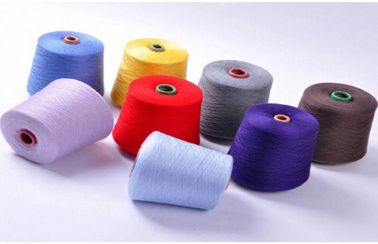 China Het maagdelijke Heldere Geverfte Polyestergaren, Kleurrijke Polyester spon Twee voor Één Garen Multikleur leverancier