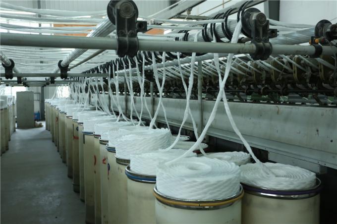 Maagdelijke Gesponnen Polyester met hoge weerstand 50/2 van 100% Garen voor het Naaien Draad Ruw Wit