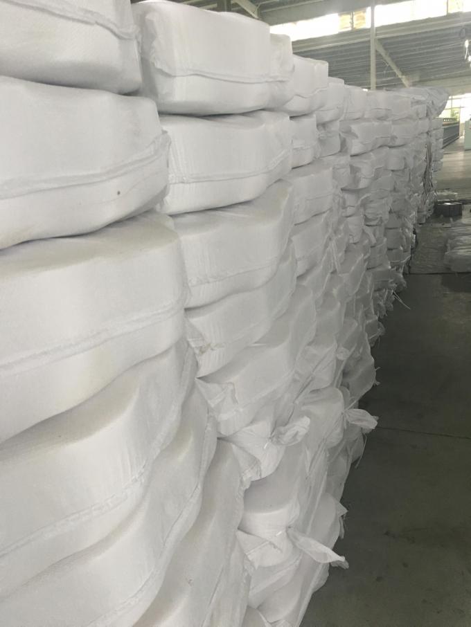 Het ruwe witte gesponnen de naaiende hete draadgaren 40s/2 van 100% polyester verkoopt van de de fabrikanten in het groot vervende buis van China de directe plastic kegel